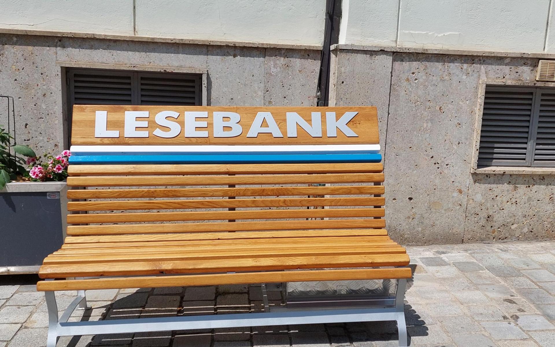 Bank vor einem Haus