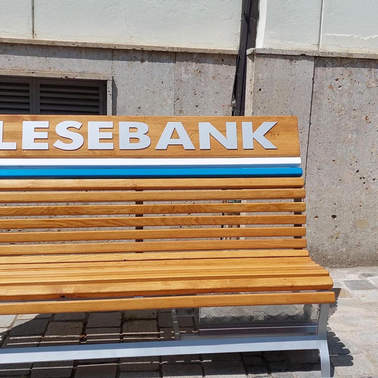 Bank vor einem Haus